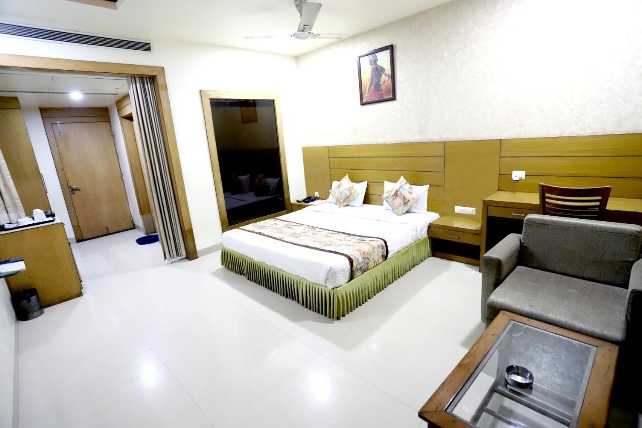 Hotel Blue Pearl Bhopal Bagian luar foto