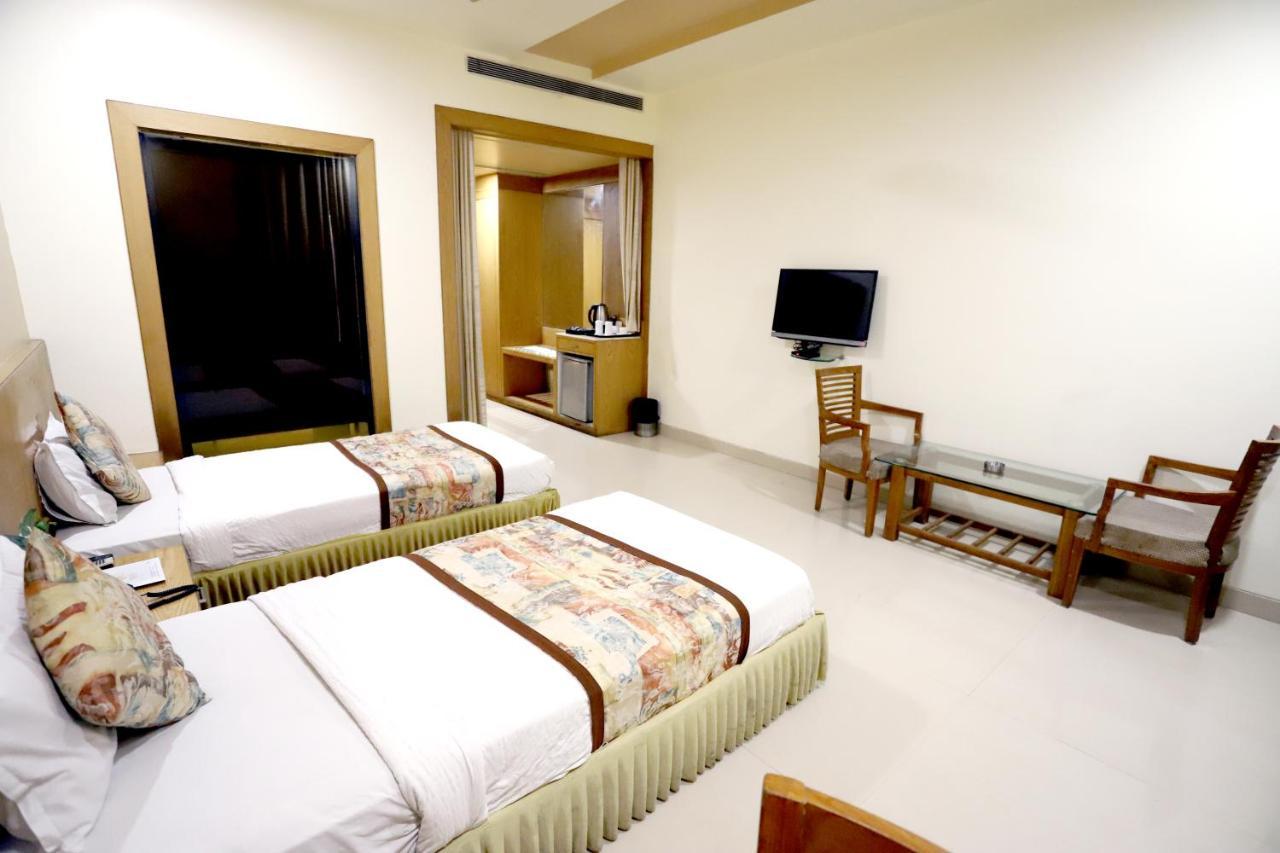 Hotel Blue Pearl Bhopal Bagian luar foto