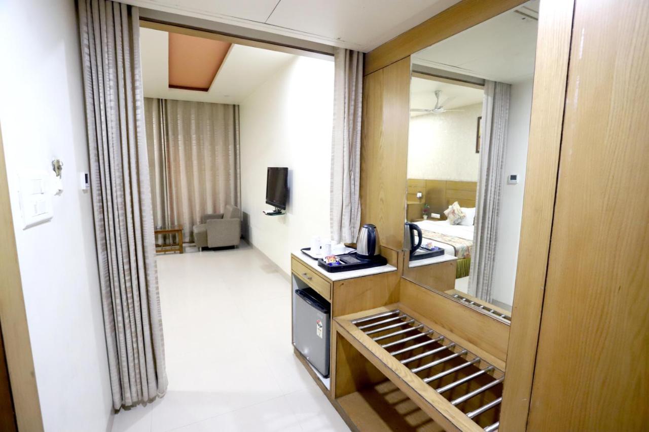 Hotel Blue Pearl Bhopal Bagian luar foto