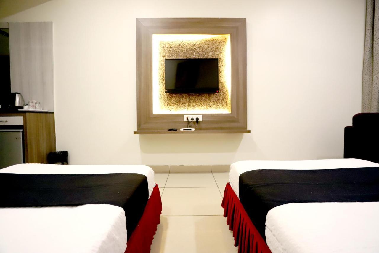 Hotel Blue Pearl Bhopal Bagian luar foto