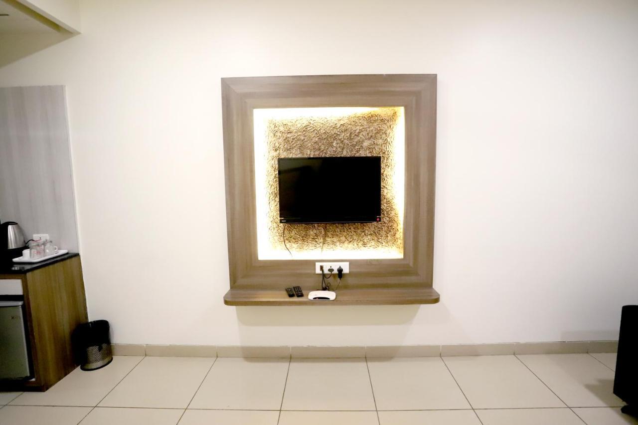 Hotel Blue Pearl Bhopal Bagian luar foto