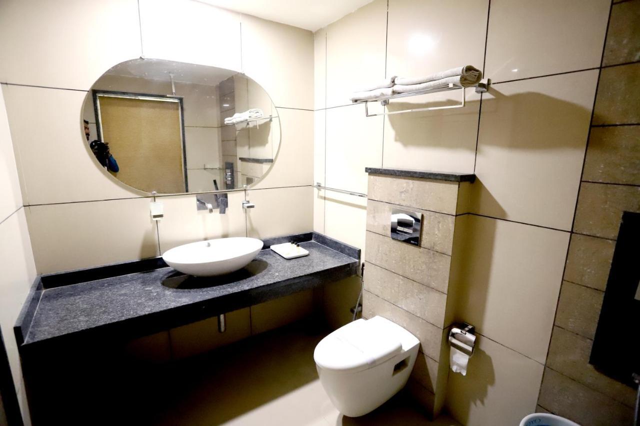 Hotel Blue Pearl Bhopal Bagian luar foto
