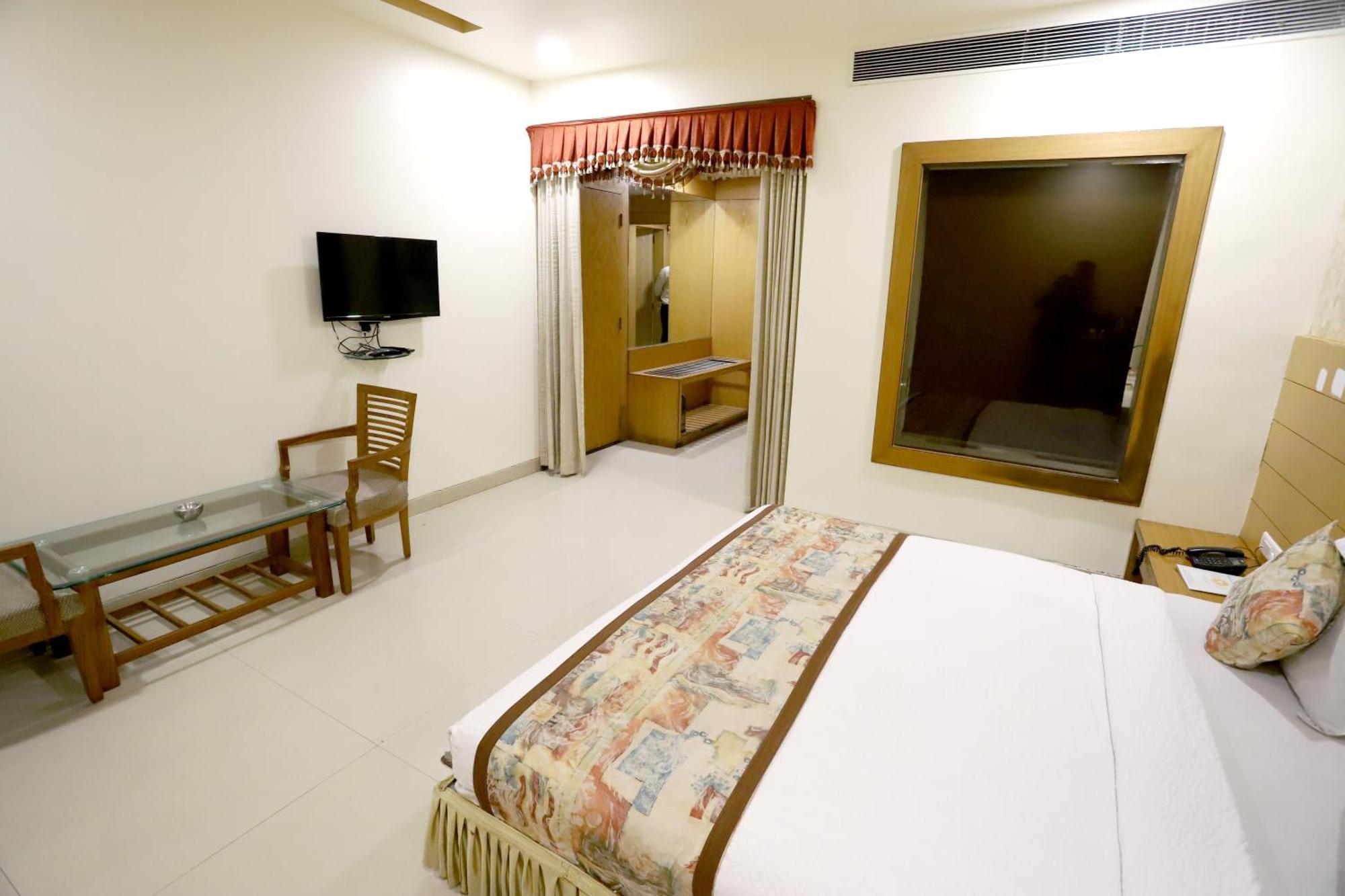 Hotel Blue Pearl Bhopal Bagian luar foto