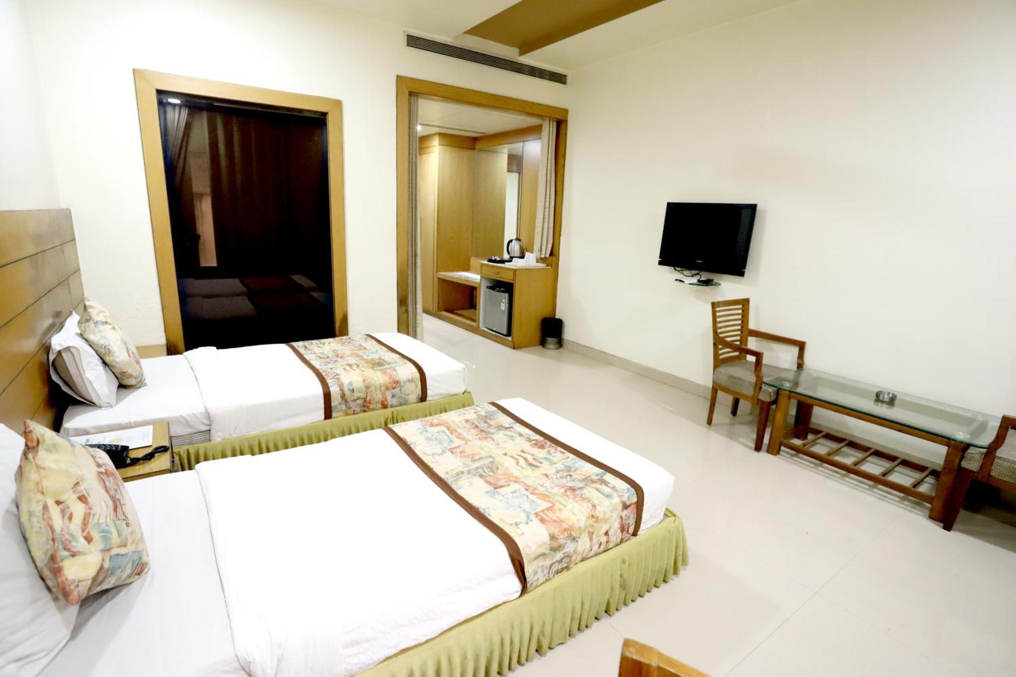 Hotel Blue Pearl Bhopal Bagian luar foto